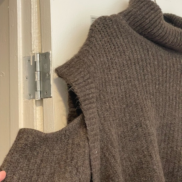 Benaar LA - Grey Women's Turtleneck Cold Shoulder Sweater - Picture 3 of 4